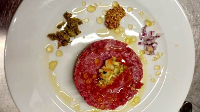 Tartare di Manzo con Salse - Ristorante Pizzeria Il Mulino di Quercegrossa