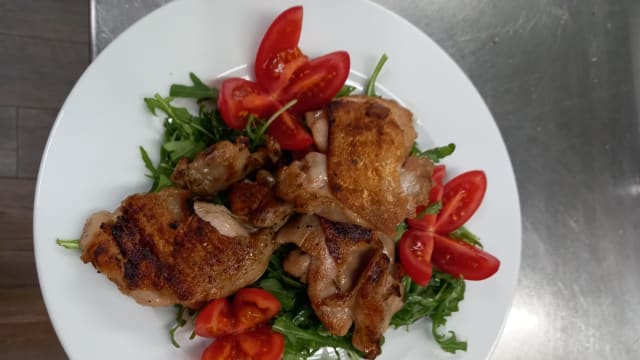 Sovracoscia di Pollo alla Griglia con Rucola e Pomodorini - Ristorante Pizzeria Il Mulino di Quercegrossa