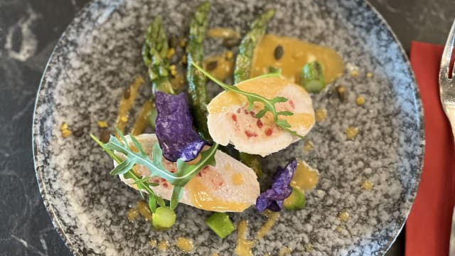 Ballottine de volaille farcie au chorizo, crème ibérique, asperges vertes juste poêlées 