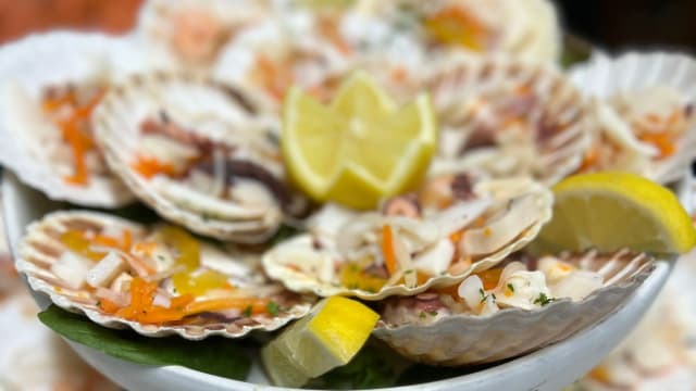 Insalata di mare tagliata a mano con insalatina capricciosa  - Hotel Ristorante Mariuccia, Varese