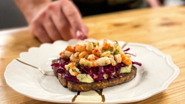 Smørrebrød con salsa tartara, crauti e gamberi di fiume - Orso Grigio