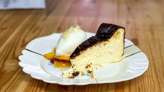 Cheese cake al forno con pesche e sambuco - Orso Grigio