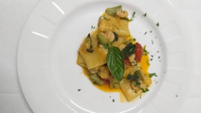 Paccheri gamberi basilico al datterino giallo - EVO - Gravina in Puglia, Gravina In Puglia