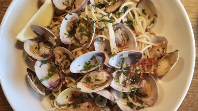 Linguines aux palourdes bio des îles Chaussey - Paris Pêche / Sea bar, Paris