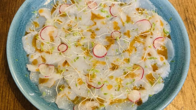 Carpaccio de St Jacques fraîches, perle d'huile de homard - Paris Pêche / Sea bar, Paris