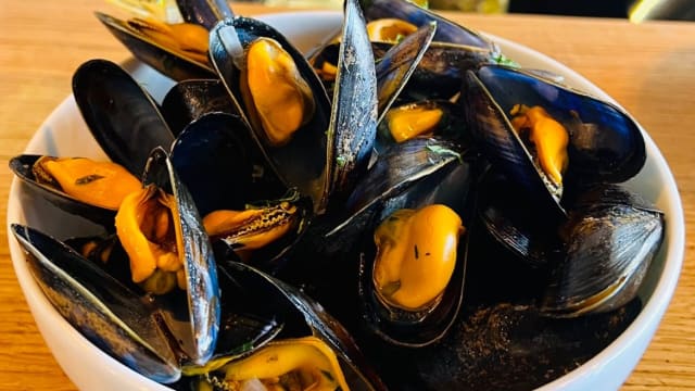 Moules de Bouchot (marinière ou chorizo), frites maison - Paris Pêche / Sea bar, Paris