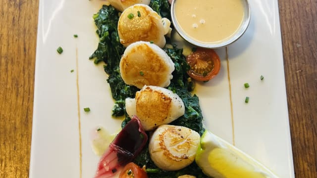 Noix de St Jacques fraîches snackées, poêlée d'épinards frais et crème à l'ail - Paris Pêche / Sea bar, Paris