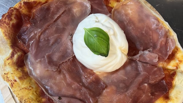 Pizza Crudo di Parma e Burratina - Osteria Tavernetta