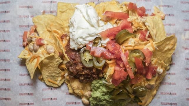 Nachos supreme (2persone) - Red Garter Steakhouse