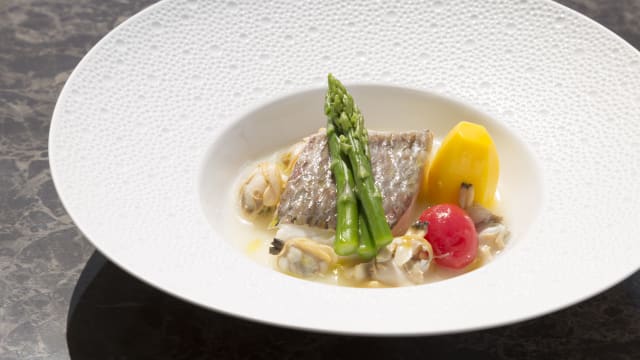 Darna di dentice in guazzetto di vongole, pomodorino ciliegino e asparagi  - Ristorante Nui, Taormina