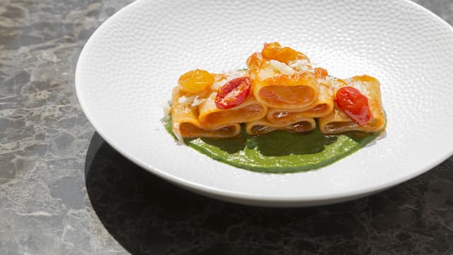 Mezzi paccheri saltati con pomodorino datterino, crema di friarielli e scaglie di tuma persa - Ristorante Nui