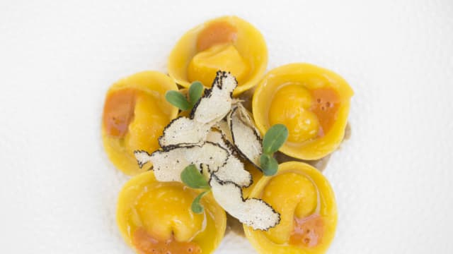 Raviolo in farcia di crostacei, crema di funghi porcini e tartufo nero. - Ristorante Nui