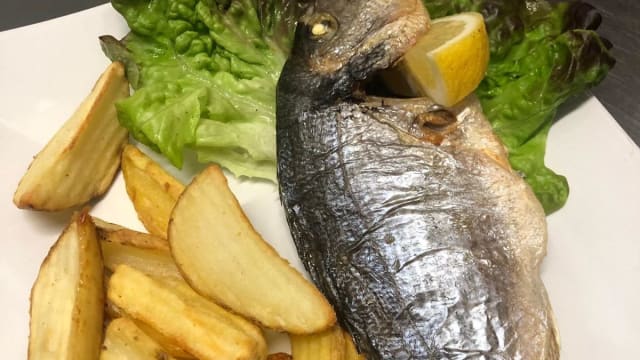 Orata o spigola con patate al forno - Osteria Del Mercato, Grosseto