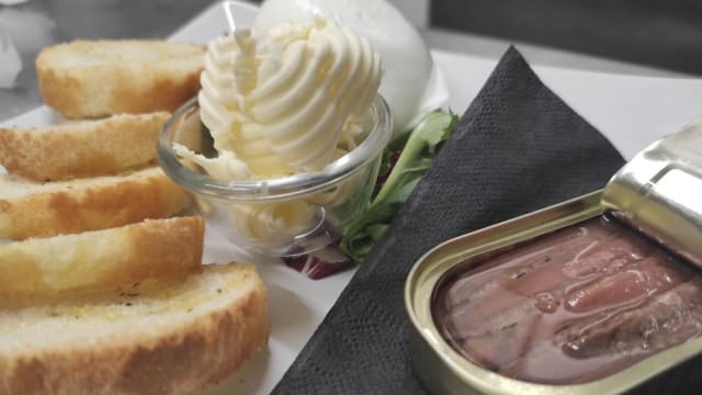 Filetti di acciughe del cantabrico sott’olio con crostini al burro e bufalina - Vinaccia & Bonzoni