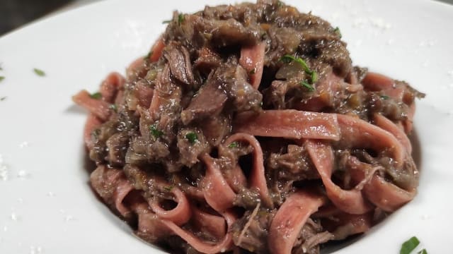 Tagliatelle al vino rosso amarone con salmì di cervo* - Vinaccia & Bonzoni