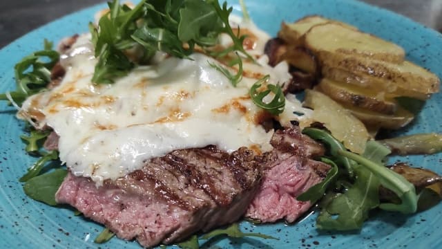 Tagliata di controfiletto fassona con rucola & scamorza - Vinaccia & Bonzoni