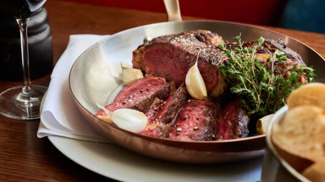 Côte de bœuf pour 2 personnes, cuite sur la braise et pommes de terre « Pont-Neuf »  - L'Entredgeu, Paris