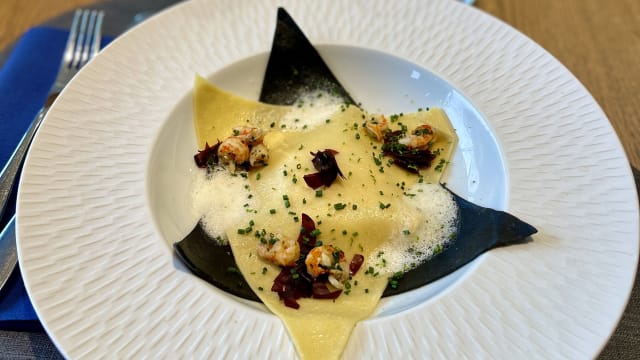 Raviole ouverte d'écrevisse & gambas, écume d'algues dulse, zestes de combawa - L’Atrium Brasserie , Meyrin