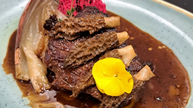 Filet de bœuf, jus court au morilles, candied shallots - L’Atrium Brasserie 