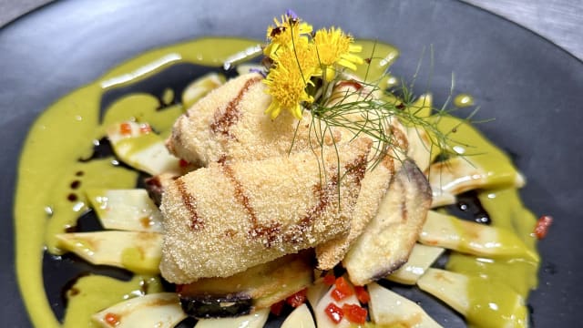 Frittura di salmerino alpino e melanzana con insalata di taccole e peperoni, crema di rucola ed emulsione di mosto cotto e tabasco - Podere Conti