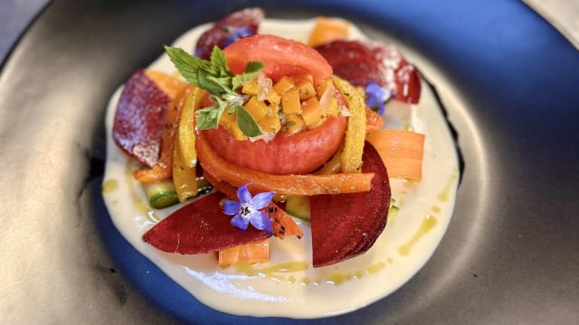 Pomodoro ripieno di zucca e farro,verdure estive marinate su humus di cannellini al rosmarino - Podere Conti