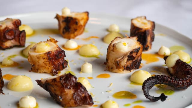 Pulpo mit pikanter « brava » sauce - Restaurant Carbon Zermatt by Romain Fornell, Zermatt