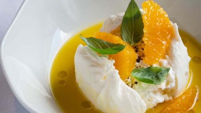 Offene burrata mit orangen - Restaurant Carbon Zermatt by Romain Fornell, Zermatt