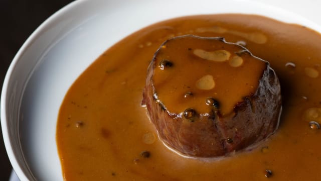 Rindsfilet mit pfeffersauce - Restaurant Carbon Zermatt by Romain Fornell, Zermatt