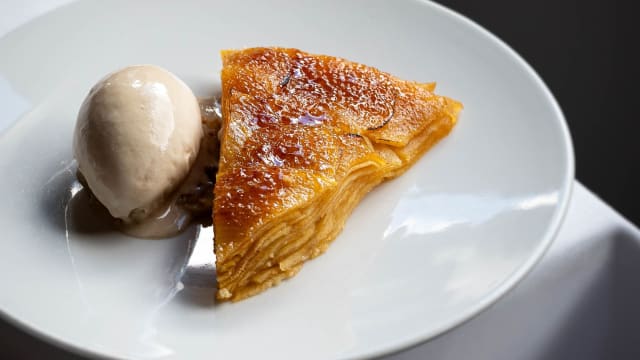 Saisonale «tarte tatin» mit eis - Restaurant Carbon Zermatt by Romain Fornell, Zermatt