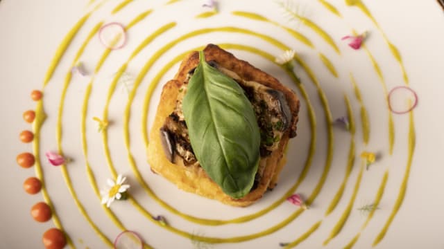 Polentina croccante di ceci, melanzana e salsa di zucchine e basilico e salsa di peperone piccante - La Dispensa di Pomarance