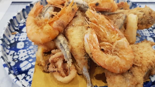 Frittura di calamari, gamberi e alici - M'ittico