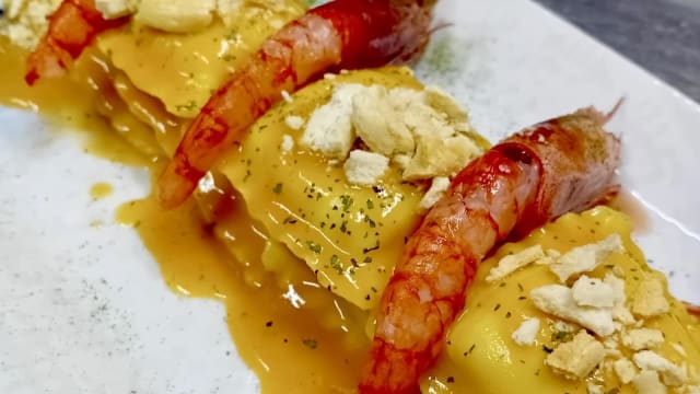 Scrigni cacio e pepe, crudo di gambero rosso, basilico e tarallo croccante - M'ittico