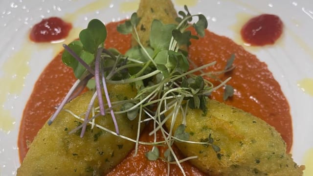 Baccala’ alla lusitana , gazpacho, rucola e composta di peperoncino - Tenute del Gheppio