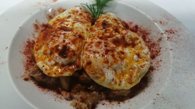 Huevos fritos con cremoso de jamón y un toque picante - La Maçana Menjars i Art, Alicante