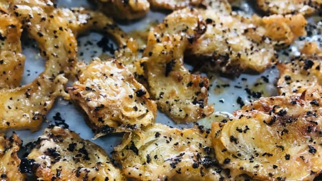 Alcachofas trufadas y ralladura de foie de pato - La Maçana Menjars i Art, Alicante