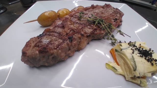 Entrecot de Ternera Añoja Nacional a la Parrilla, con Salsa de Pimienta Verde (350gr) - La Sal Bistro