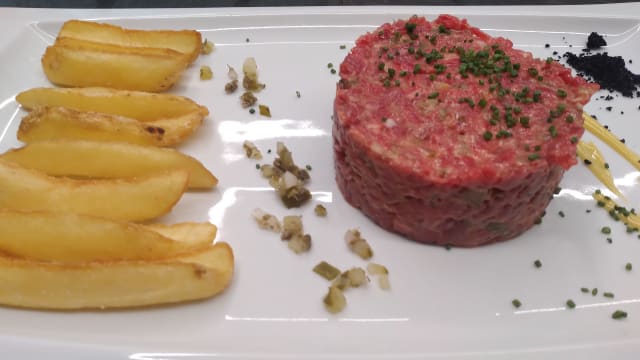 Steak Tartar de Solomillo de Vaca Cortado a Cuchillo - La Sal Bistro