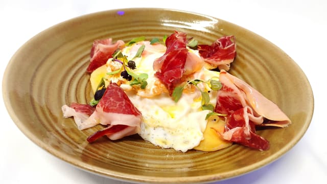 Huevos estrellados con virutas de ibérico  - El Badiu - Hotel Badalona Tower, Badalona