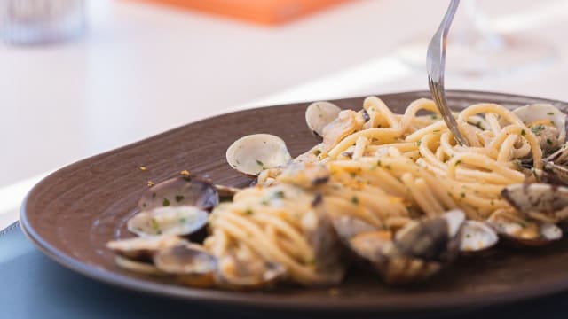  Spaghettone vongole e bottarga di muggine - Casual Restaurant & Lounge Bar Portorosa