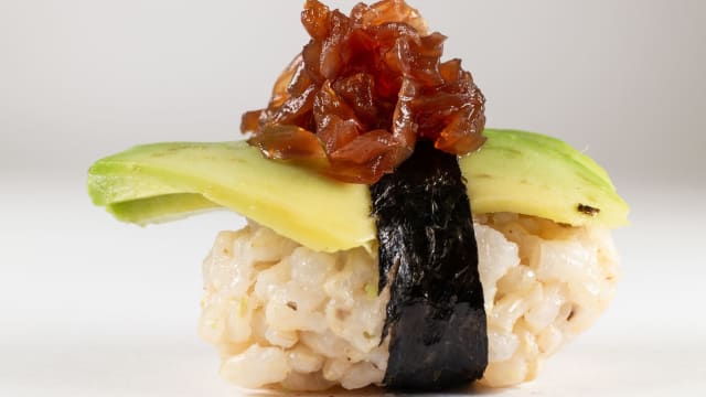 Nigiri de aguacate con cebolla caramelizada - 2 piezas - Veganashi - sushi vegano y gluten free