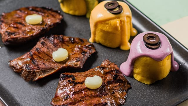 Anticuchos con crema di huancaina - Mi Perù Ristorante