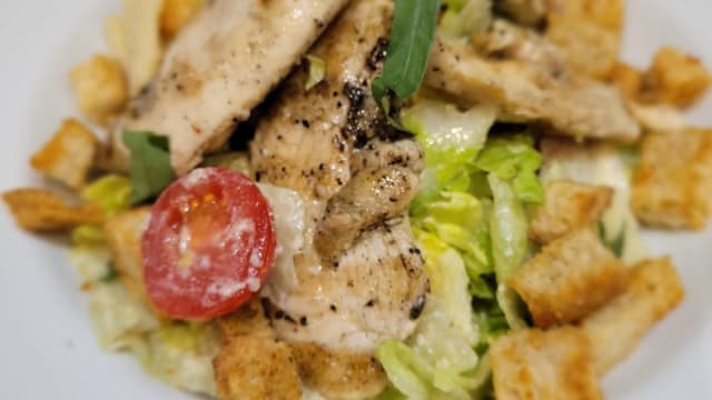 Salade Gourmande « Caesar » Au Poulet Grillé et Tomates Cerises - Chez "Ivan", Fontenay-sous-Bois