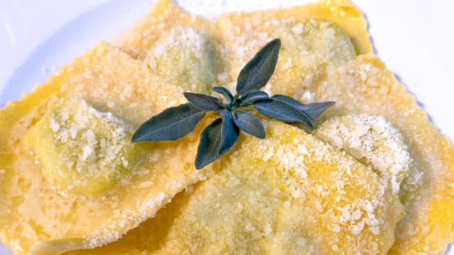 Nido di pappardella ripiena di ricotta, spinaci con burro, salvia e pecorino - Cantinale, Monteriggioni