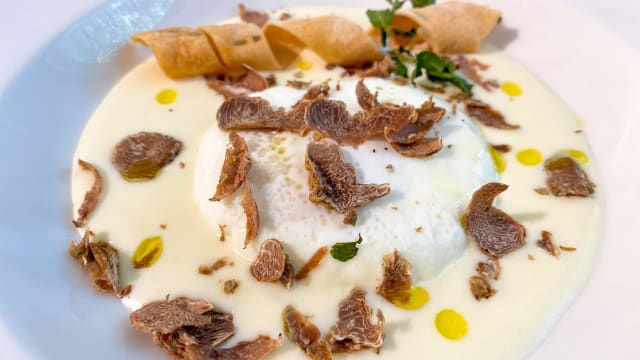 Uovo pochè su fonduta di pecorino, fave e porri croccanti - Cantinale, Monteriggioni