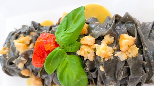 Tagliatelle al nero di seppia con mazzancolle - Cantinale