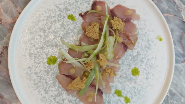 Carpaccio di ricciola, peperoni al miele, olio di alghe ed erba cipollina, infuso di basilico e zenzero - Tijuana, Misano Adriatico