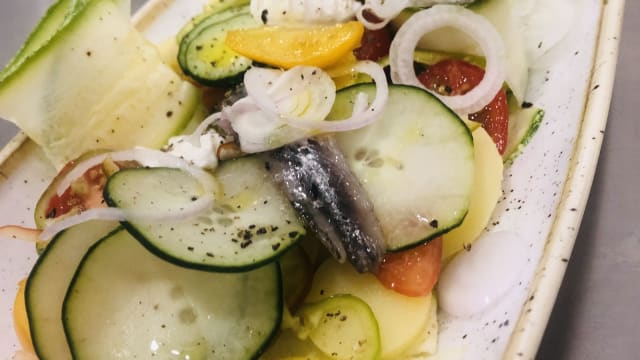 Insalata cruda di cipolle rosse, zucchine, pomodori gialli e rossi con giuncata o stracchinetto - La bottega delle tre sorelle