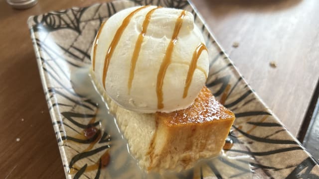  Torrija en pan brioche con helado de vainilla   - Casa Huecas