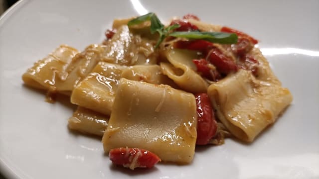 Paccheri with crab meat and confit cherry tomatoes - Pesce Fuor D'aqa