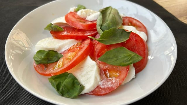 Ensalada caprese - Metro Pizza & Grill